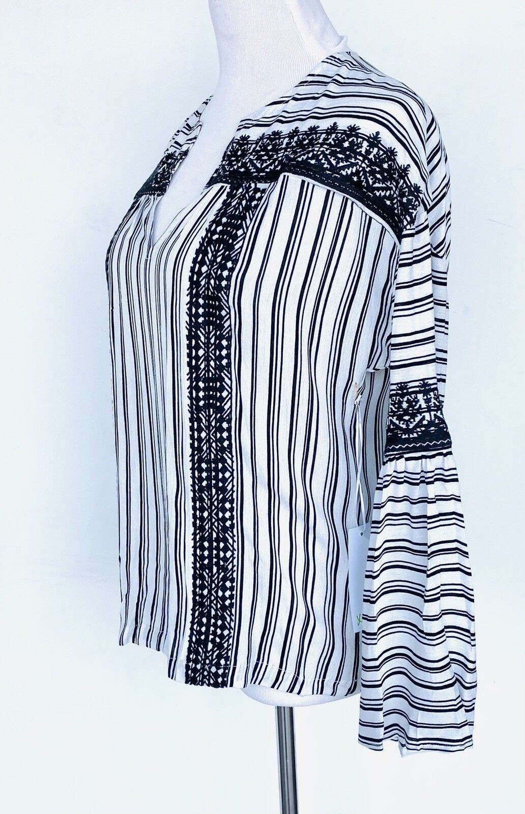 J Marie embroidered Stephanie Top size XS /S Retail $80 Price $40