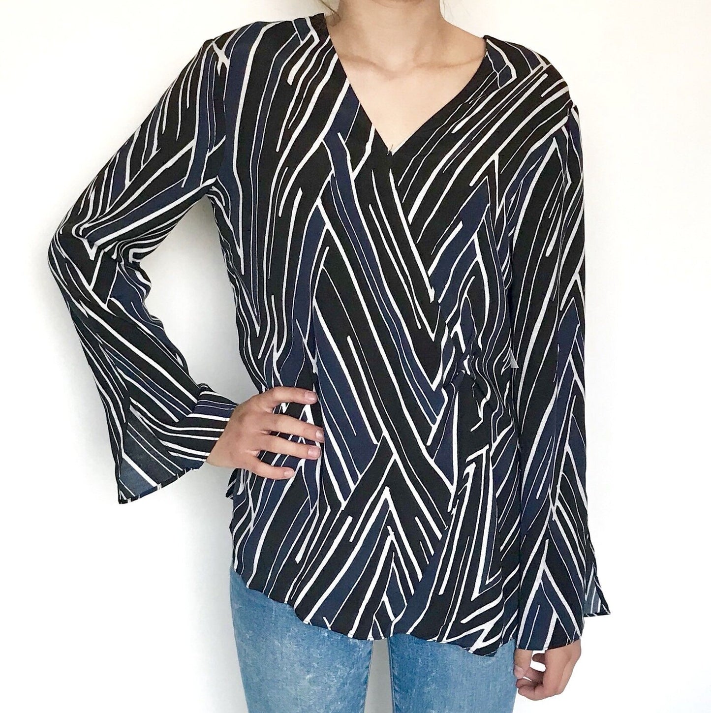 Nic + Zoe Phantom Stripe Bell Sleeve Top. NWT Size XS Retail $88 Price $38