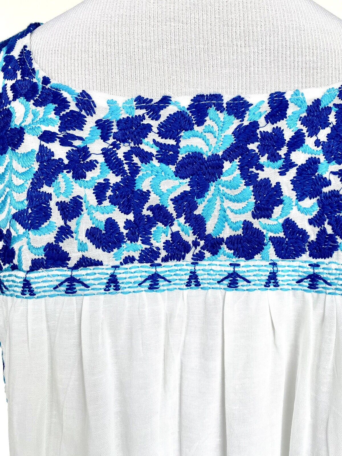 NWT J Marie embroidered Bryn Top size XS Retail $102 Price $54 Linen Tencel Mix