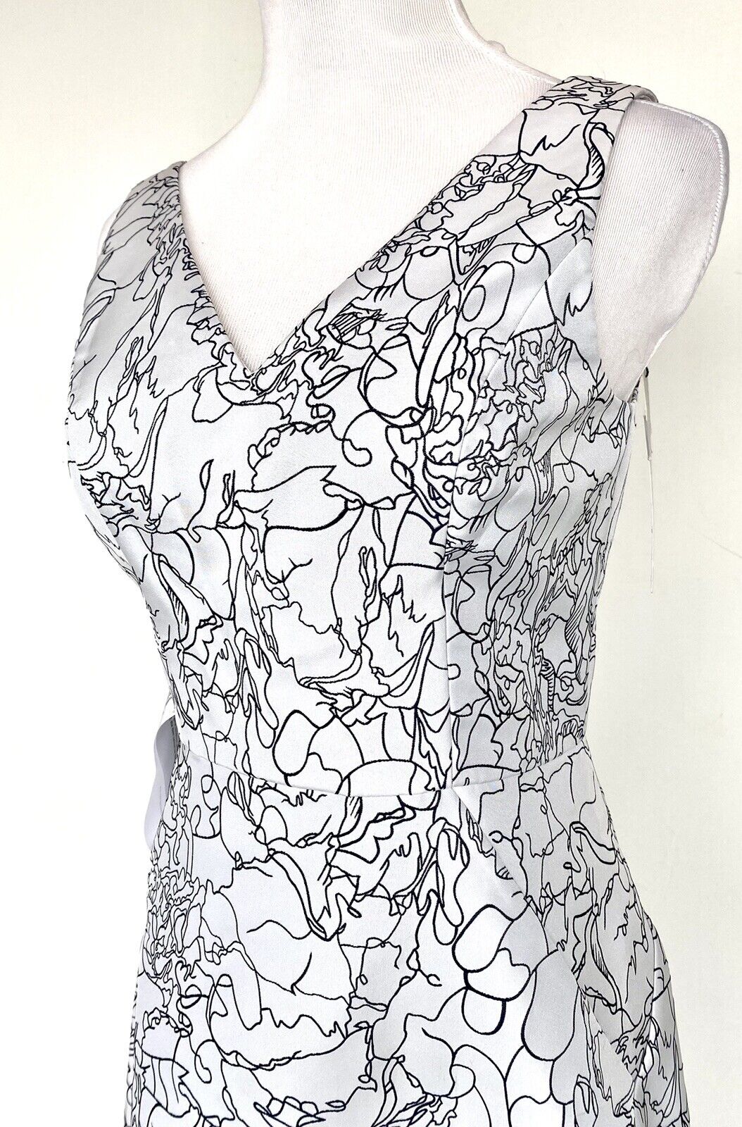 Kay Unger Sketch Outline Cocktail Dress Size 6 Retail $248 Price $99.97 Ivory