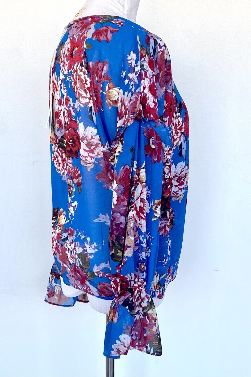 Elie Tahari Blue Red Blossom Blouse Retails $78 price $42 NWT Size XS Chiffon