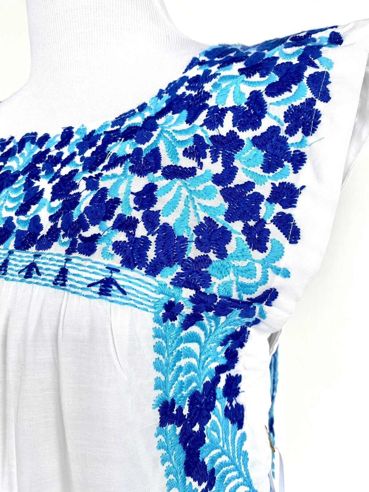 NWT J Marie embroidered Bryn Top size XS Retail $102 Price $54 Linen Tencel Mix