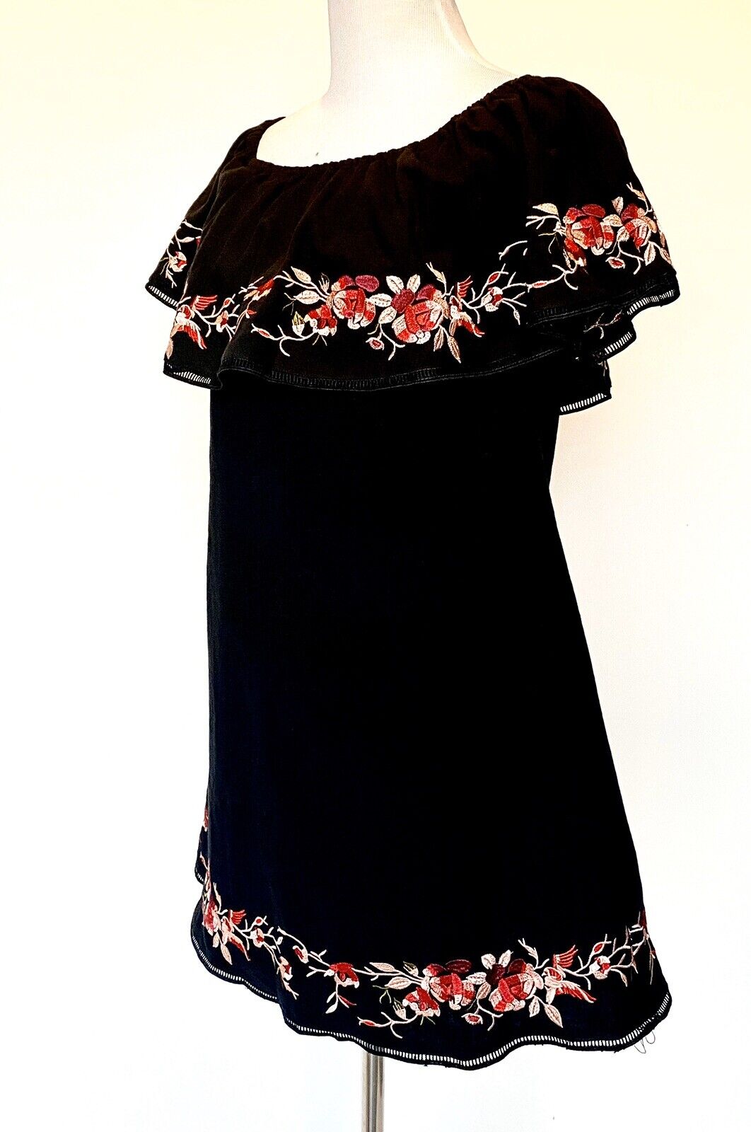 Lucy Paris Embroidered Off Shoulder Dress Retail $88 Price $29 NWT XSmall