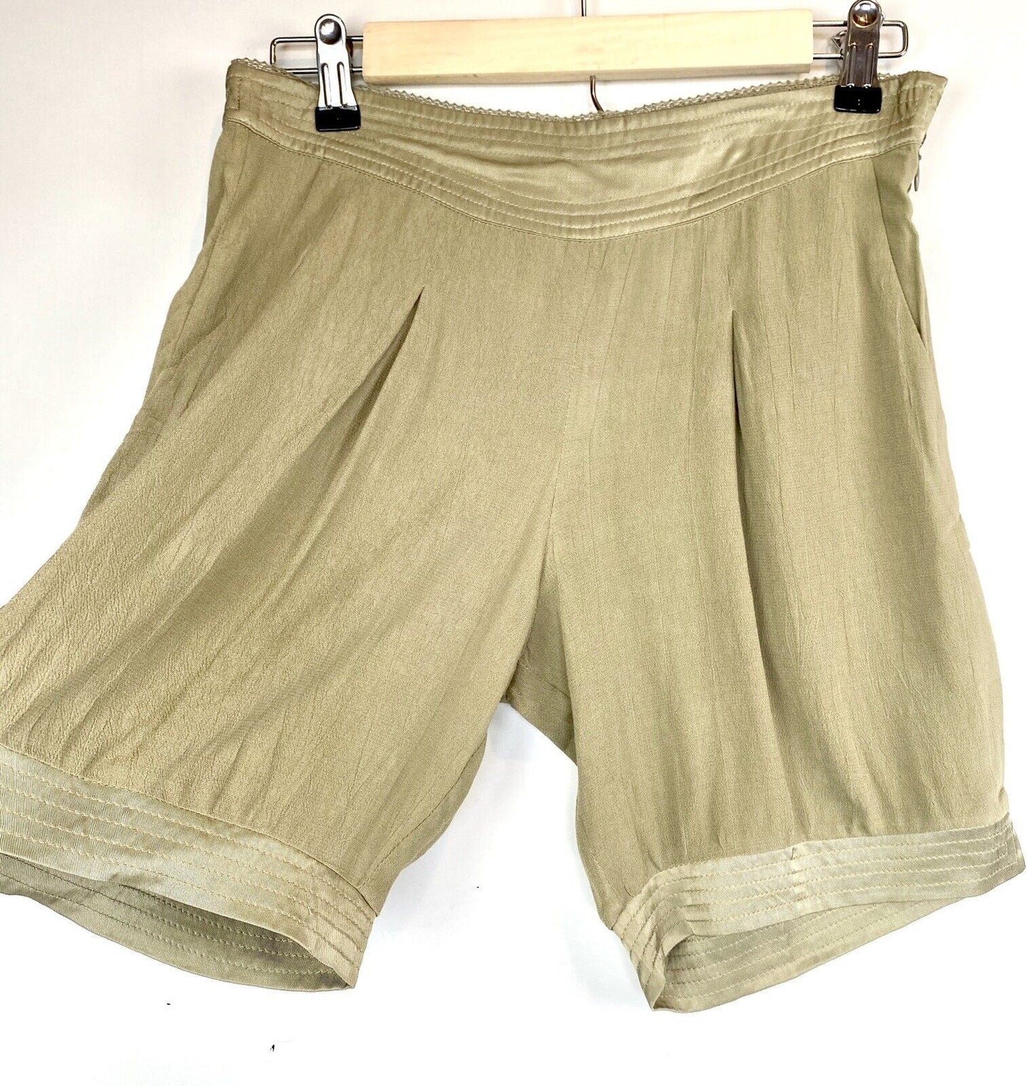 We-Ar Ethical Clothing Military Green Shorts Retail $128 Price $49 Sz XS NWT
