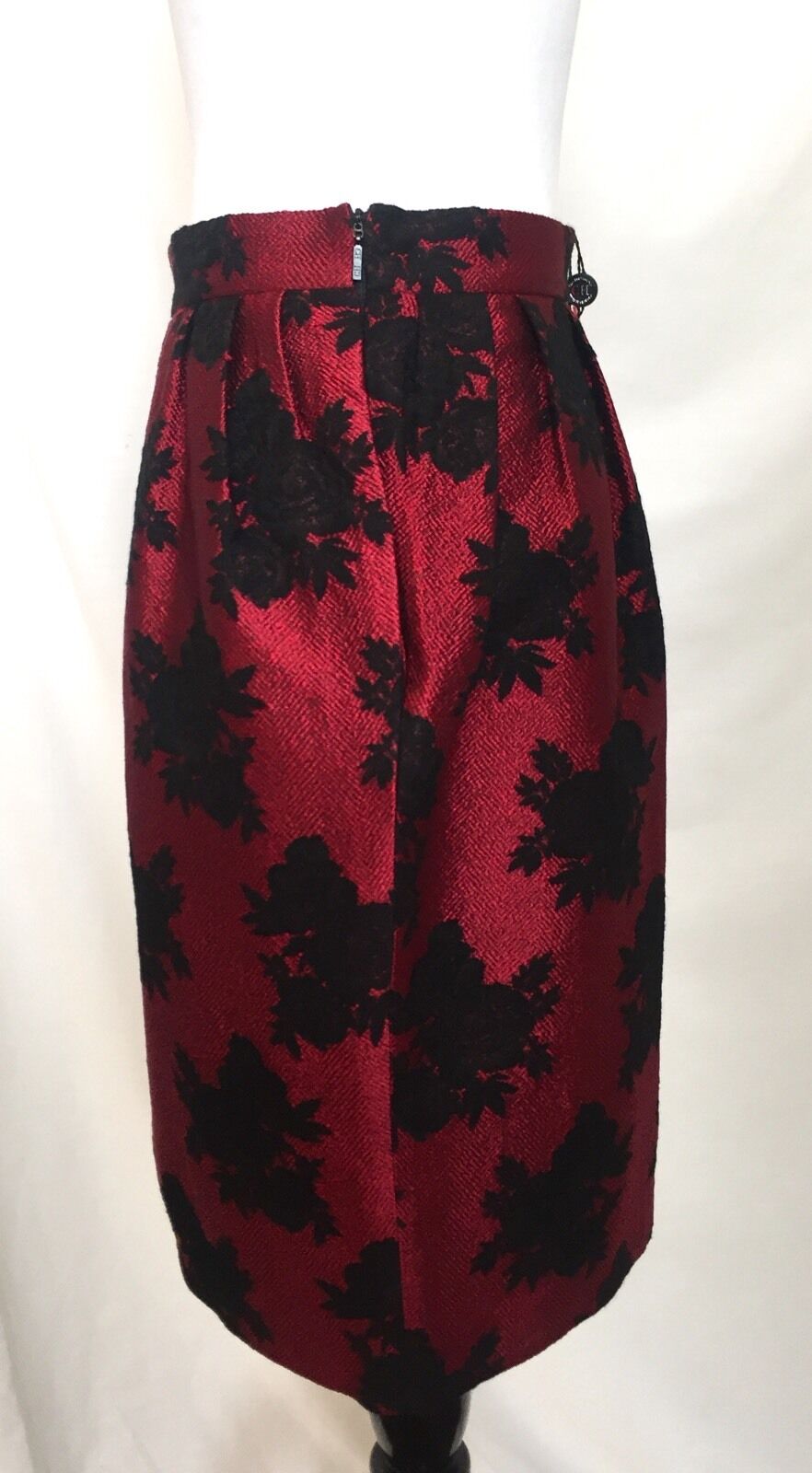 Carolina Herrera Red & Black Rose Skirt NWT Retail $415 Price $175 Size 4