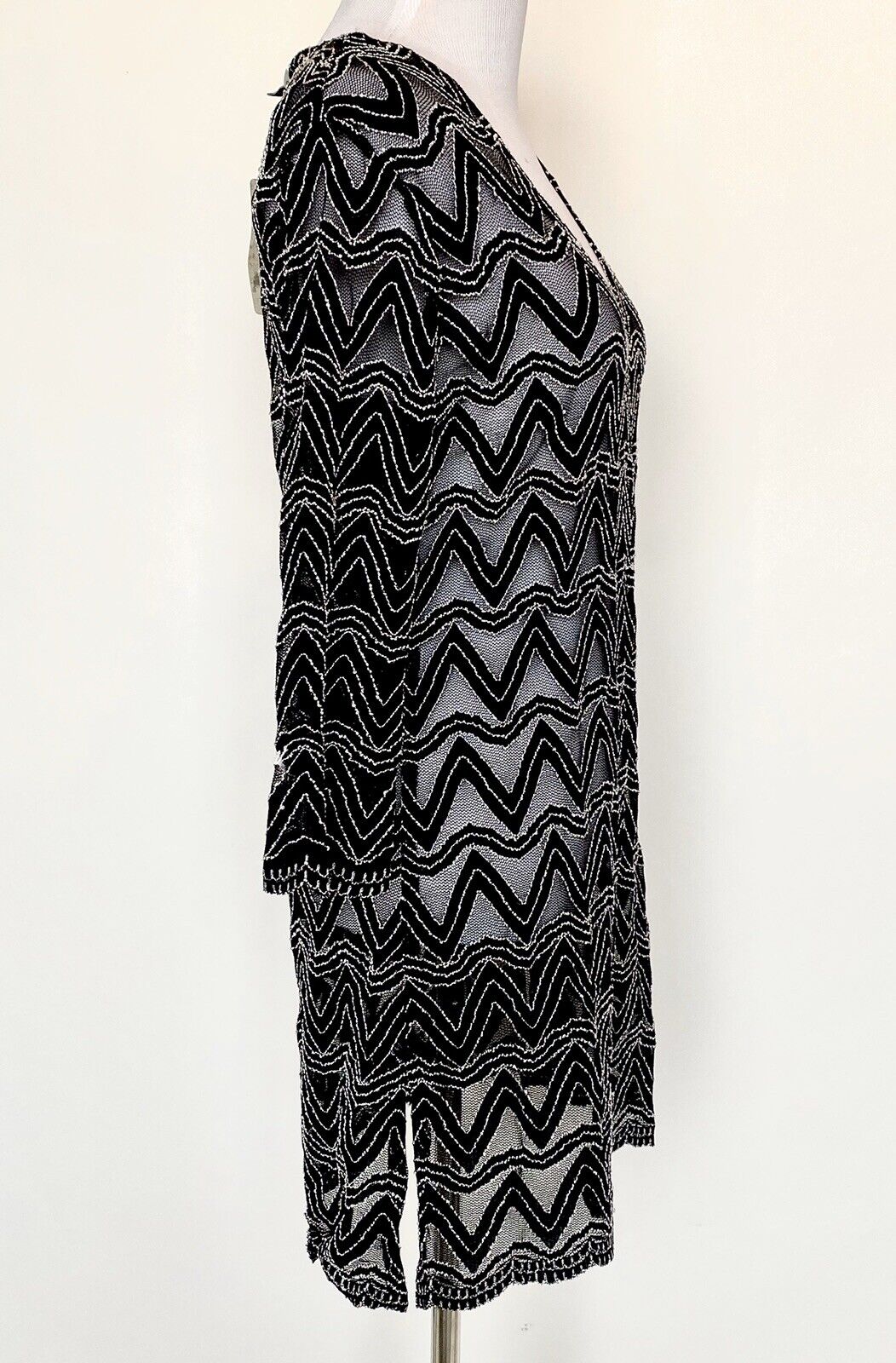 j valdi cover up Black & White Embroidered XS Retail $70 Price $24 NWT