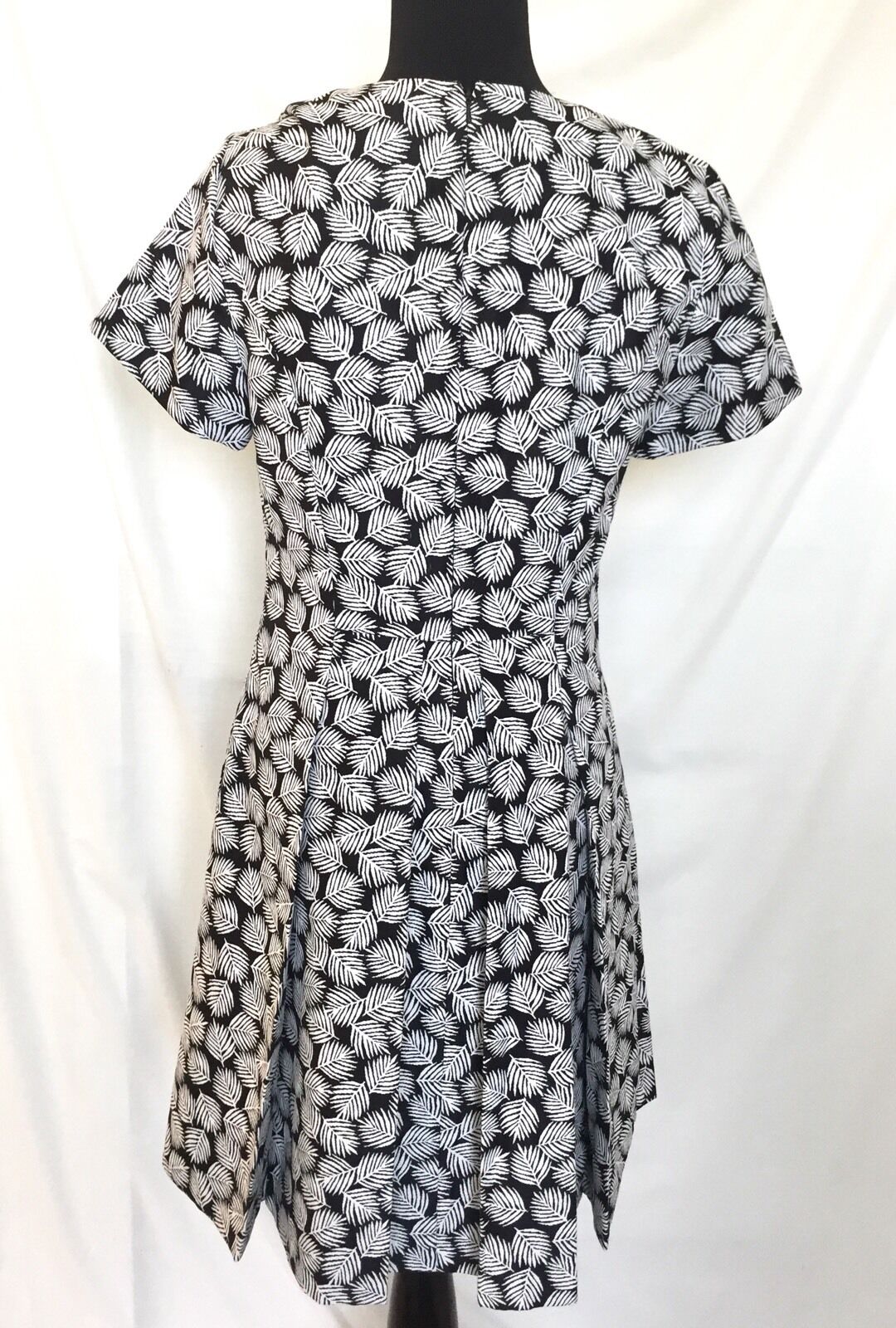 Michael Kors Black & White Leaf Dress. NWT Retail $175 Price $58 Size 6