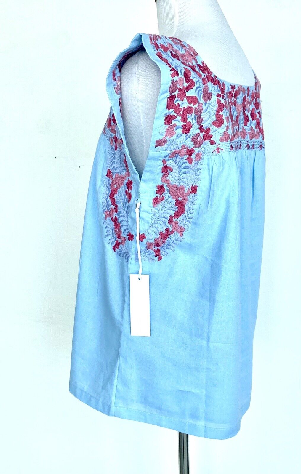 NWT J Marie embroidered Raelyn Top size M Retail $106 Price $56 Blue Pink