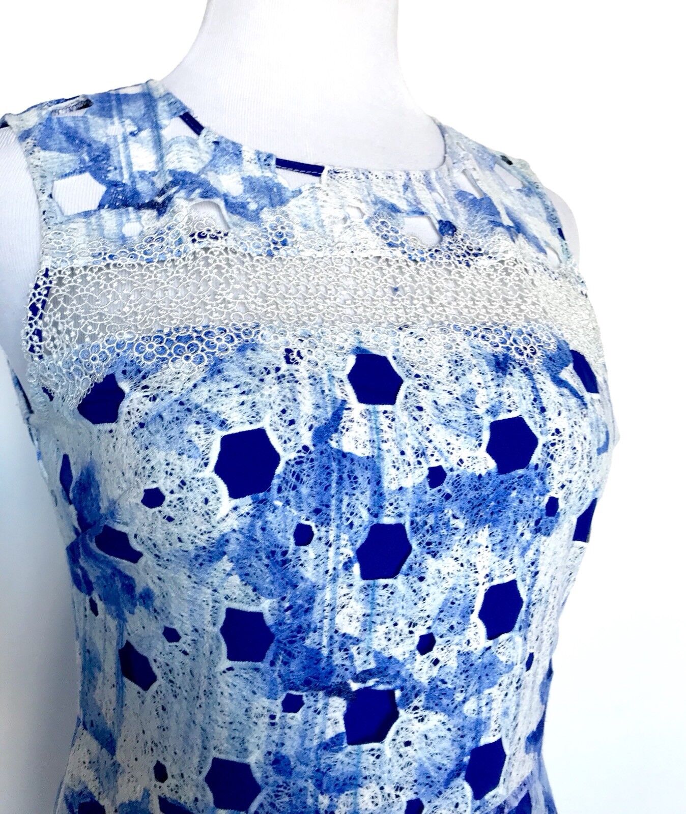 Tahari Arthur S Levine Appliqué Dress . NWT Retail $168  Price $76 Size 6