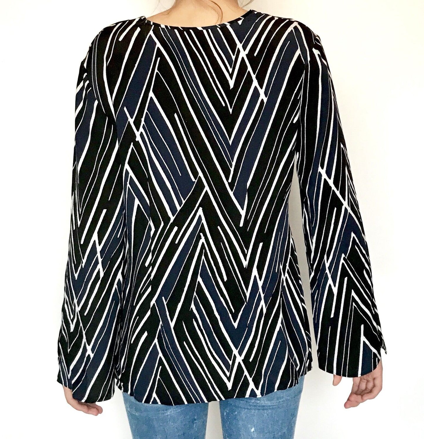 Nic + Zoe Phantom Stripe Bell Sleeve Top. NWT Size XS Retail $88 Price $38
