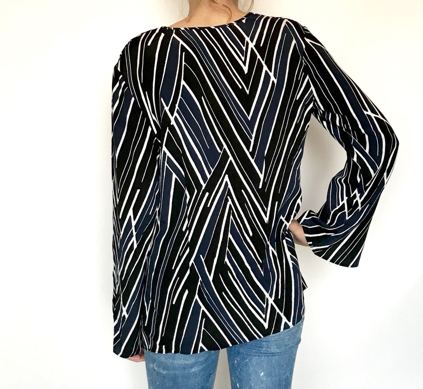 Nic + Zoe Phantom Stripe Bell Sleeve Top. NWT Size XS Retail $88 Price $38