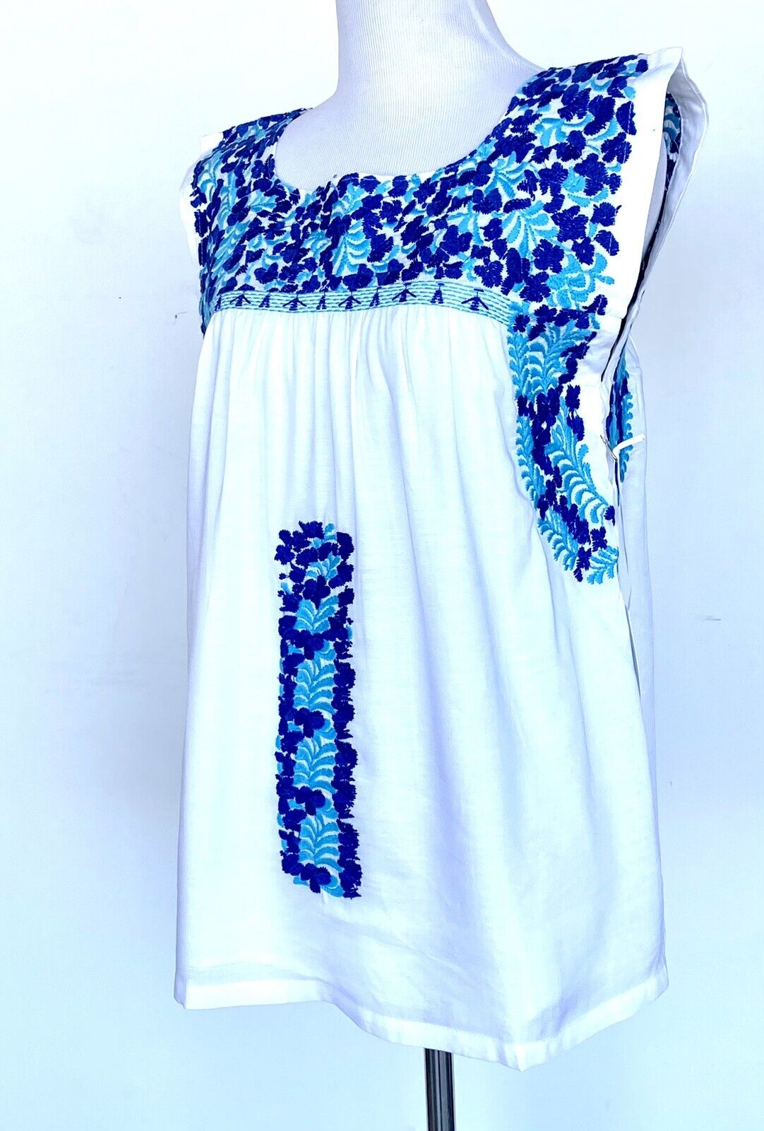 J Marie embroidered Brynn Linen mix top XS Retail $102 Price $56 white blue