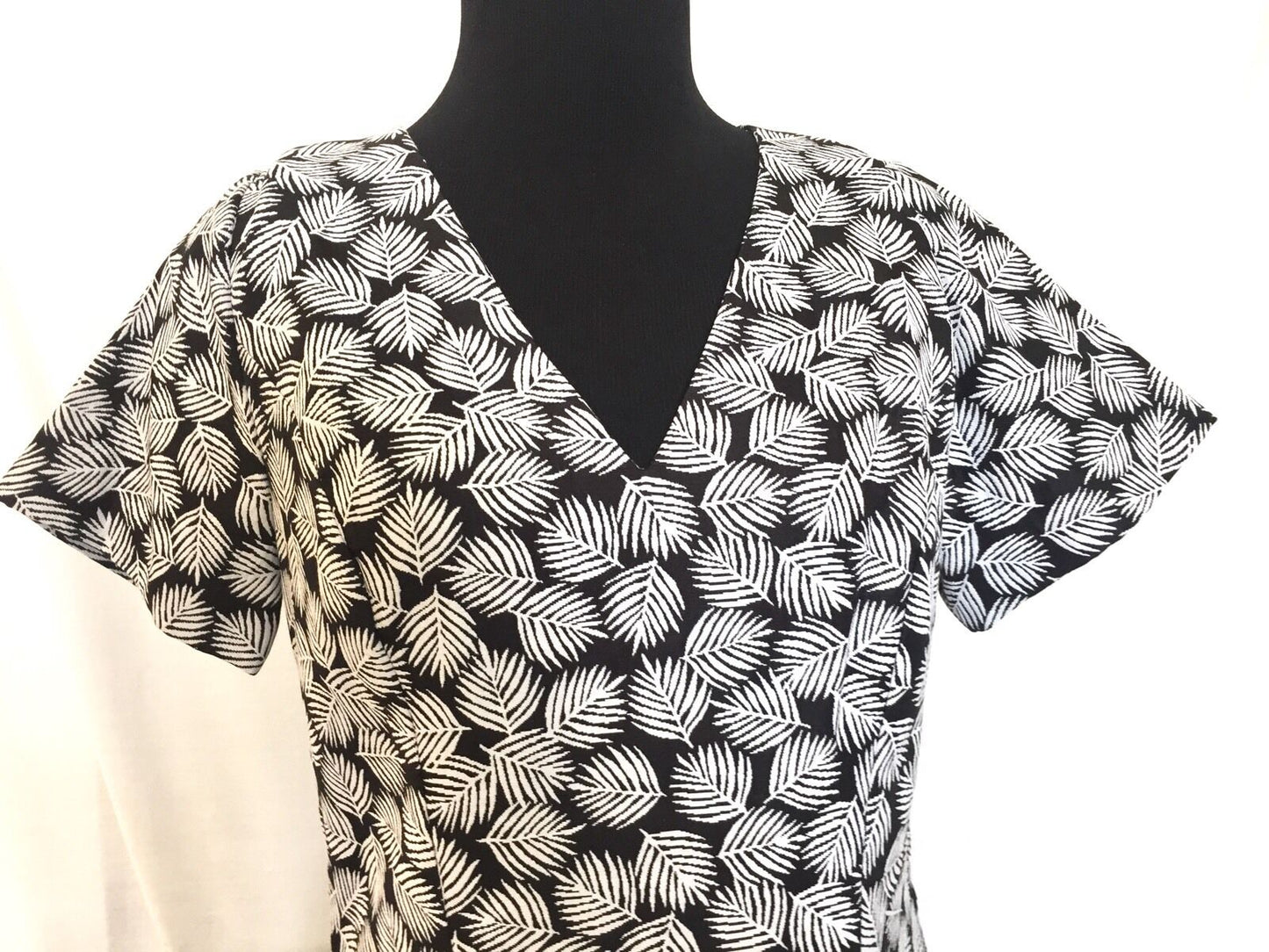 Michael Kors Black & White Leaf Dress. NWT Retail $175 Price $58 Size 6